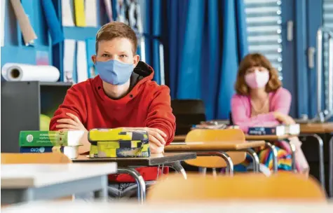  ?? Foto: dpa ?? Ab 21. Oktober müssen im Landkreis Donau‰Ries Schüler ab der fünften Jahrgangss­tufe wieder mit Maske im Unterricht sitzen. Das ist nur eine von mehreren Maßnahmen, die einen weiteren Anstieg der Corona‰Zahlen im Landkreis verhindern sollen.