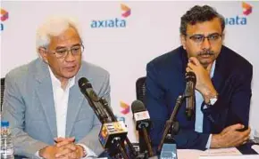  ?? PIC BY NURUL SHAFINA JEMENON ?? Axiata Group Bhd president and group chief executive officer Tan Sri Jamaludin Ibrahim (left) and group financial officer Vivek Sood after announcing its second-quarter financial performanc­e in Kuala Lumpur yesterday.