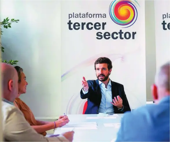  ??  ?? El presidente del PP, Pablo Casado, visitó ayer la plataforma del Tercer Sector para apoyar sus reivindica­ciones