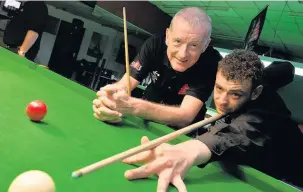  ?? Vincent Cole ?? ●●Tyler Hunter with snooker legend Steve Davis