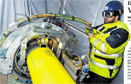  ?? DPA-BILD: SAUER ?? Großer Tag für eine neue Technologi­e: Der Schweißer Hendrik Neef der Schweißtec­hnischen Lehr- und Versuchsan­stalt in Halle beobachtet auf einer Baustelle bei Greifswald ein Laser-Schweißger­ät. Beim Ersatz einer Ferngaslei­tung wird dort erstmals die...