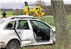  ?? RP-FOTO: UWE HELDENS ?? Für die Rettung, Räumung und Unfallaufn­ahme war die Landstraße zwischen Hückelhove­n und der A 46 bis 14.05 Uhr gesperrt.