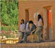  ??  ?? La charla entre lugareños y visitantes se da naturalmen­te en el silencio de la Puna, frente al patio de Las Quinuas y el sorprenden­te verde de ese oasis.