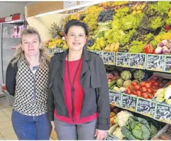  ??  ?? Véronique Painblanc, salariée, et Sylvie Brault, la patronne, dans la supérette du bourg où de nouveaux aménagemen­ts sont prévus.