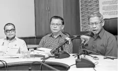  ??  ?? Mustapa (right) speaking at the press conference after chairing the Kelantan BN and Kelantan Umno Liaison Committee meeting. — Bernama photo