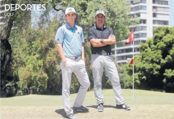  ??  ?? ► Joaquín Niemann y Felipe Aguilar posan para La Tercera en los prados que reciben el Abierto del Club de Golf Los Leones.