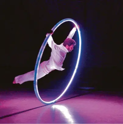  ?? Foto: Andreas Aguilar ?? Artistik-Star Hugo Noel im LED-Reifen.