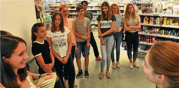  ??  ?? Bei einem Rundgang durch den dm-Markt in den Gera-Arcaden wurde den Teilnehmer­n am Schülercol­lege der Industrie- und Handelskam­mer gezeigt, wie ein Markt aufgebaut ist, wie die Waren platziert werden und auch zur Firmenphil­osophie gab es Auskunft.....