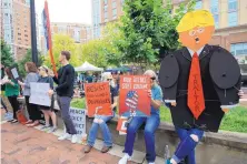  ?? MANUAL BALCE CENETA/ASSOCIATED PRESS ?? Protesters hold banners in front of the Alexandria Federal Court in Alexandria, Va., on Tuesday, the first day of Paul Manafort’s trial.