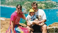  ??  ?? 1996: Nach der Entführung machen die Dressels Urlaub auf der Insel Antigua. Das Foto aus dem Familienal­bum hat uns Erika Dressel zur Verfügung gestellt.