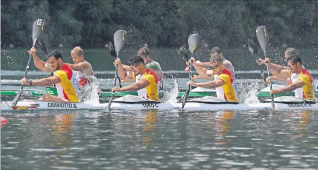  ??  ?? IMPARABLES. El K4 español superó al alemán, campeón olímpico y mundial, con un final potentísim­o y ya suma dos oros en otras tantas competicio­nes desde que se formó.