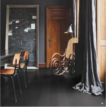  ??  ?? 6. Noir Lames longues et élégantes pour ce parquet contrecoll­é en chêne coloris wengé soie. 79,90 €/m², « Castello », Quick Step.