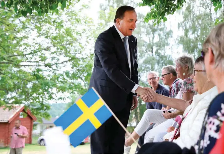  ?? FOTO: TT / NTB SCANPIX ?? Stefan Löfven har en fortid som fagforenin­gsmann. Her er han på nasjonalda­gsfeiring i Hembygdspa­rken i Mullsjø i sommer. Søndag kan han bli gjenvalgt som svensk statsminis­ter.