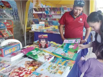  ?? MARTÍN NUMBELA ?? Exposición. Los estands en la Expolibro 2018 en la plazuela del Granado.