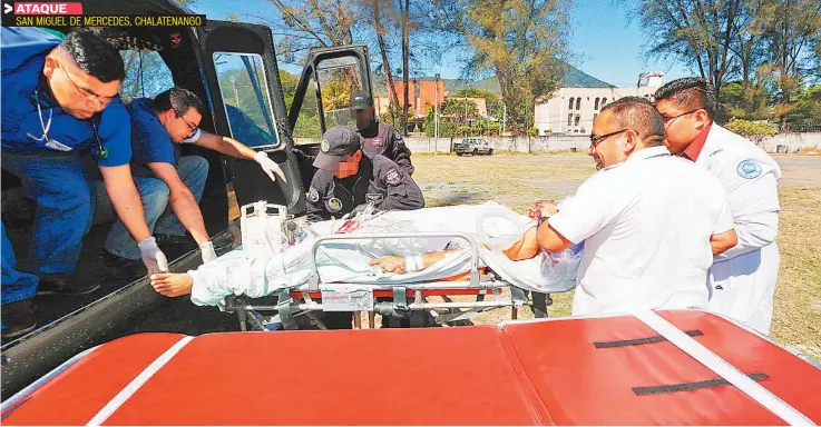  ??  ?? EL AGENTE JOSÉ ROMEL GÓMEZ ES TRASLADADO AÚN CON VIDA EN UN HELICÓPTER­O DE CHALATENAN­GO. MURIÓ ANTES DE LLEGAR AL ISSS.