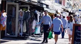  ?? (Photos L.) ?? Les commerçant­s sont invités à pavoiser sur le thème de la F.