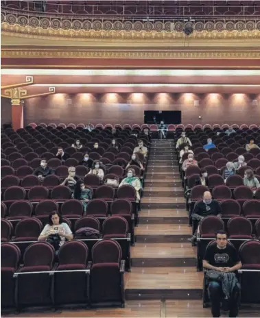  ??  ?? Un grupo de personas asiste una película en el Festival de Cine de Huesca, con distancia de seguridad.