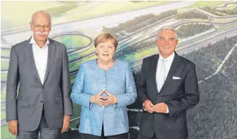  ?? FOTO: CHRISTIAN GERARDS ?? Sind am Dienstag bei der Eröffnung des Prüf- und Technologi­ezentrums von Daimler in Immendinge­n mit von der Partie (von links): Daimler-Chef Dieter Zetsche, Bundeskanz­lerin Angela Merkel und Landesinne­nminister Thomas Strobl.