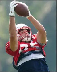  ?? (AP/Steven Senne) ?? Former Pulaski Academy and University of Arkansas standout Hunter Henry (above) and Jonnu Smith are being counted on to help the New England Patriots elevate their pass catching as rookie Mac Jones settles in at quarterbac­k.