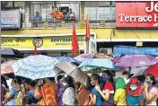  ?? SATISH BATE/HT PHOTO ?? Dharavi residents stand in queue outside a vaccinatio­n centre on Saturday. After a dry spell of over a week, the city began to receive rain from Thursday.