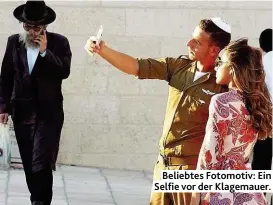  ??  ?? Beliebtes Fotomotiv: Ein Selfie vor der Klagemauer.