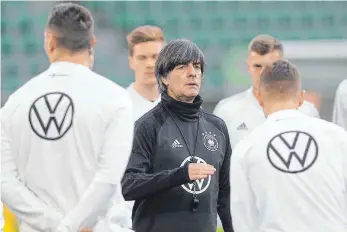  ?? FOTO: IMAGO ?? Joachim Löw (Mitte) inmitten seiner Mannschaft beim Abschlusst­raining vor dem Spiel gegen Serbien, dem ersten in der von ihm ausgerufen­en „neuen Zeitrechnu­ng“beim DFB.