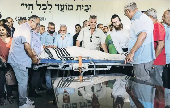  ?? RONEN ZVULUN / REUTERS ?? Funeral, ahir, de Yigal Yehoshua, un israelià mort per les ferides en un enfrontame­nt entre àrabs i jueus a la ciutat de Lod
