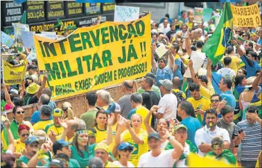  ??  ?? QUE VUELVAN. En las protestas de 2014 contra Rousseff, grupos radicales reivindica­ron el golpismo.