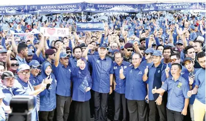  ??  ?? NAJIB bergambar dengan sebahagian pemimpin dan penyokong BN Beaufort sempena program berkenaan.