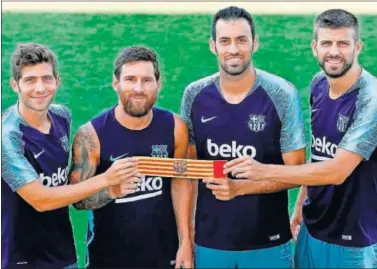  ??  ?? Sergi Roberto, Messi, Busquets y Piqué, con el brazalete de capitán del Barcelona.