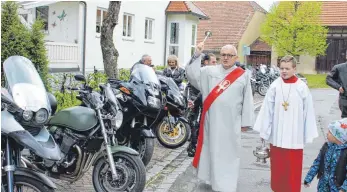  ?? FOTO: BIANKA ROITH ?? Diakon Paulus segnete die Bikes und ihre Fahrer.