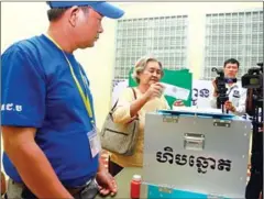  ?? HENG CHIVOAN ?? Councillor­s participat­e in the municipal, provincial and district council elections on Sunday.