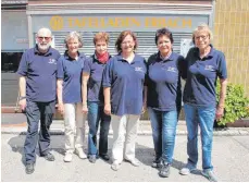  ?? SZ-FOTO: DKD ?? Franz Hermann und Brigitte Hörger (r.) mit einem Teil ihres Tafelladen­Teams öffnen ihren Laden am heutigen Samstag zum 800. Mal.