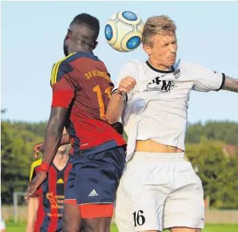  ?? FOTO: BODON ?? Denkingens Manuel Oberdorfer (rechts) im Kopfballdu­ell mit dem Allensbach­er Franklin Ymele.