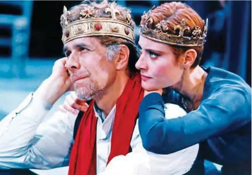  ??  ?? DRAMMA STORICO Lavia nel Riccardo II di Shakespear­e in scena al Teatro Romano di Verona nel 1996. Con lui, l'attrice Valentina Sperli