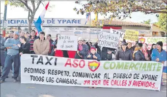  ??  ?? Los comerciant­es y taxistas se manifestar­on ayer frente a la Municipali­dad de Ypané.