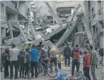  ?? / AP ?? Gazatíes ante un edificio destruido en Rafá.