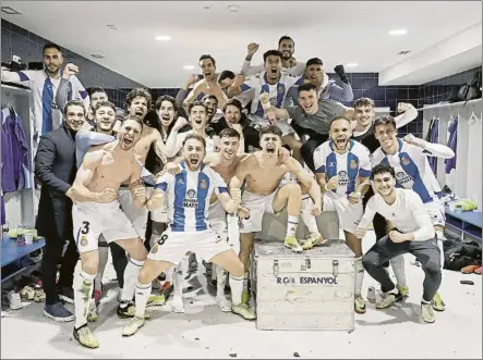  ?? FOTO: ESPANYOL/CARLOS MIRA ?? Los jugadores del Espanyol, celebrando desatados en el vestuario el agónico e importante triunfo logrado ante el Eibar