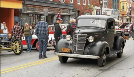  ?? CHRIS BARBER — DIGITAL FIRST MEDIA ?? A late arriving antique pickup truck drives through town and finds a spot to park.