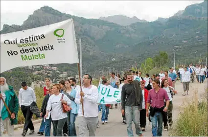  ?? ?? Apoyo social. La protección de Muleta tuvo apoyo social, hubo manifestac­iones. Antes, con el PP al frente del consistori­o, se llegó a pactar con Kühn una reducción de la edificabil­idad. En 2013, cuando el promotor quiso reactivar la urbanizaci­ón, se mantuvo la protección de los terrenos.