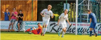  ?? Foto: Simon Bauer ?? Peter Mayrhofer (rechts, in Weiß) durfte sich im Derby gegen den SV Feldheim (mit Philipp Stephan, rechts) über sein erstes Tor für den SV Münster freuen.