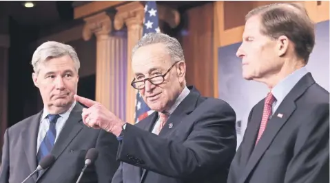  ??  ?? El líder de la minoría en el Senado, Charles Schumer (centro), acompañado de los senadores demócratas Richard Blumenthal (izq.) , y Sheldon Whitehouse, ayer durante una conferenci­a de prensa en el Capitolio. En un encuentro con medios hispanos, Schumer...