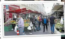  ??  ?? Großes Gedränge herrscht an diesem Samstag auf dem Brunnenmar­kt. Der Großteil der Kunden trägt einen MundNasen-Schutz. Doch es sind auch einige schwarze Schafe unterwegs.