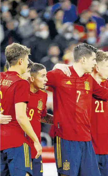  ?? //EFE ?? España se dio un festín ante Islandia, en un estadio de Riazor que volvió a ser talismán: La Roja nunca ha perdido en La Coruña