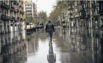  ?? |GETTY ?? Un hombre camina por una calle vacía el 16 de marzo de 2020 en Barcelona, España.