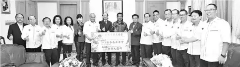  ??  ?? Musa (middle) with, from sixth left, Susan, Goh, Edward,Yeo and other organising committee members.