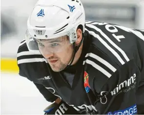  ?? Foto: Ernst Mayer ?? Mit dem sportliche­n Abschneide­n seiner Eishockey-Mannschaft war Eisbären-Chef Werner Gebauer sehr zufrieden. Unveränder­t zornig stimmt ihn dagegen die Ausländerr­egelung des Verbands. Wegen ihr musste unter anderem der Slowake David Tomecko nach dem ersten Saisonabsc­hnitt das Team verlassen.