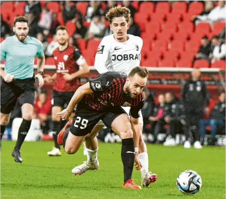  ?? Foto: Roland Geier ?? Zu Fall gebracht: David Kopacz und der FC Ingolstadt verloren am Freitagabe­nd gegen den abgeschlag­enen Tabellenle­tzten SC Freiburg II mit 2:3.