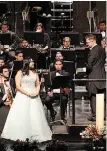  ??  ?? Deleitan. La soprano Alejandra López Fuentes y el tenor César Delgado, cautivaron al público.