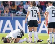  ?? FOTO: DPA ?? Schmerzhaf­t: Deutschlan­ds Dzsenifer Marozsan (links) liegt nach einem Foul im Spiel gegen China am Boden.